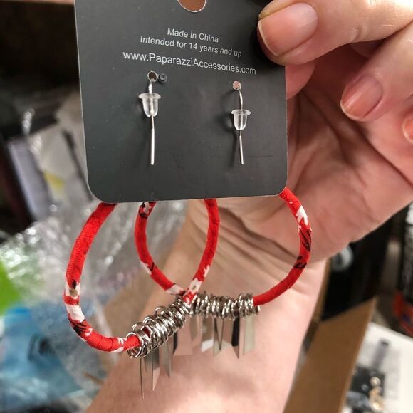 Paparazzi Red & White Garden Chimes Earrings (a)34 - Picture 7 of 8